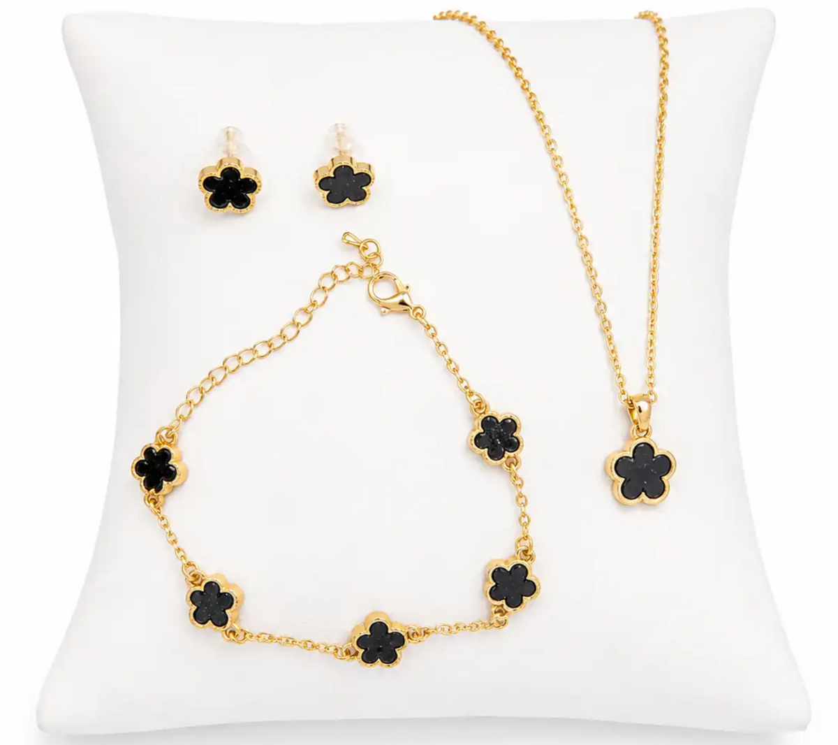 Juego de collar, pulsera y aretes con diseño de trébol color dorado.