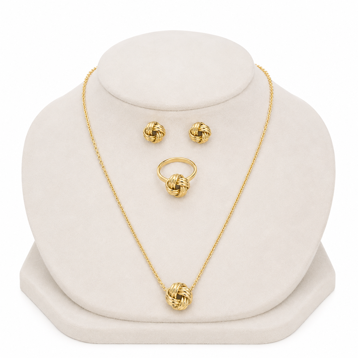 Conjunto de joyería dorada con collar, aretes y anillo de diseño entrelazado.