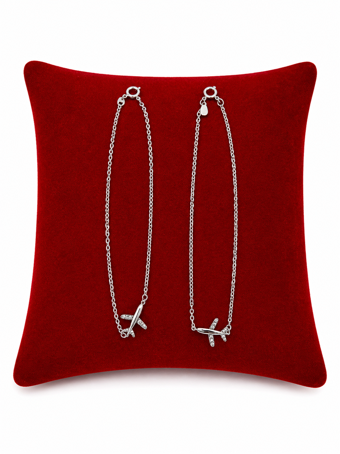 Set de Pulseras con Dije de Avión y Circonitas en Acero Inoxidable Color Plateado, 2 Unidades.