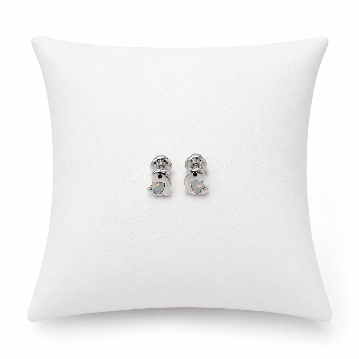 Aretes Tipo Stud de Pingüino con Detalle Iridiscente.