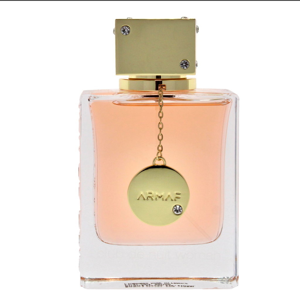 Perfume para mujer, caracterizado por su botella cuadrada de vidrio con un colgante dorado y cristales en el tapón.