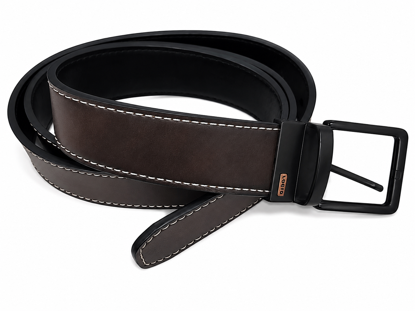 Cinturón de cuero sintético color marrón con hebilla metálica negra y costuras decorativas.