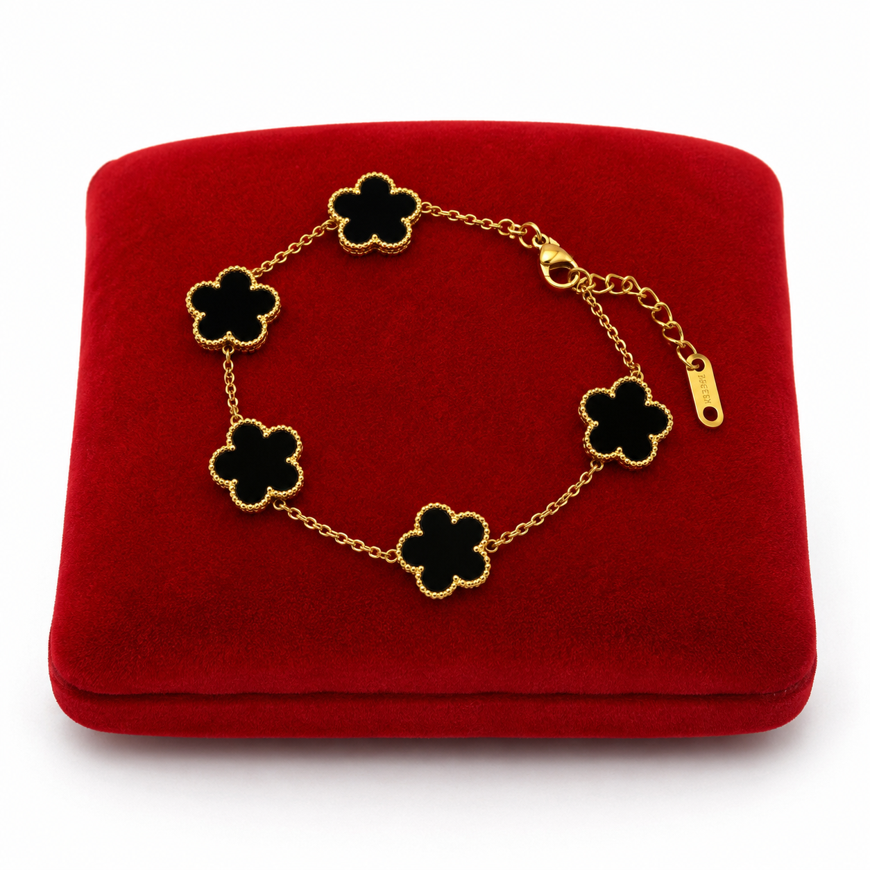 Pulsera Ajustable con Dices de Cuatro Hojas Negros y Acabado Dorado.