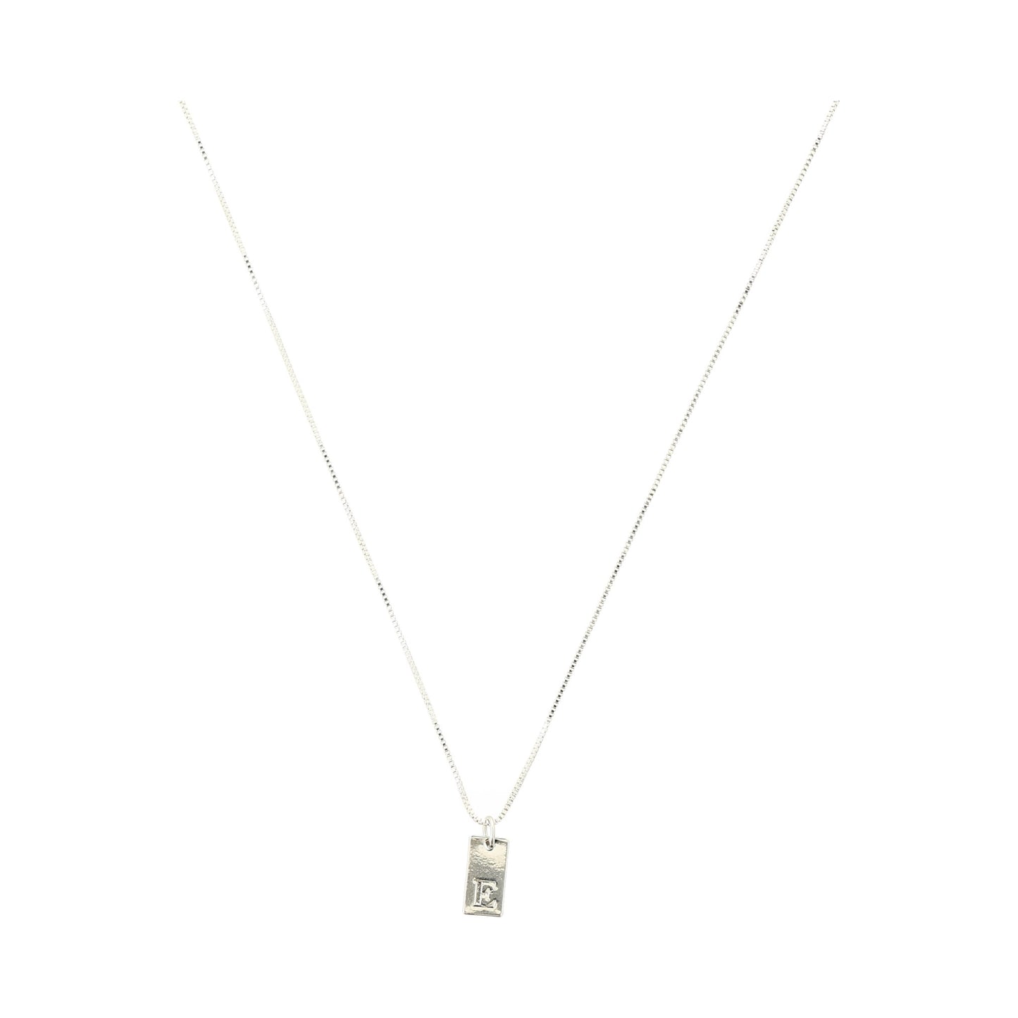 collar color plata con dige letra E