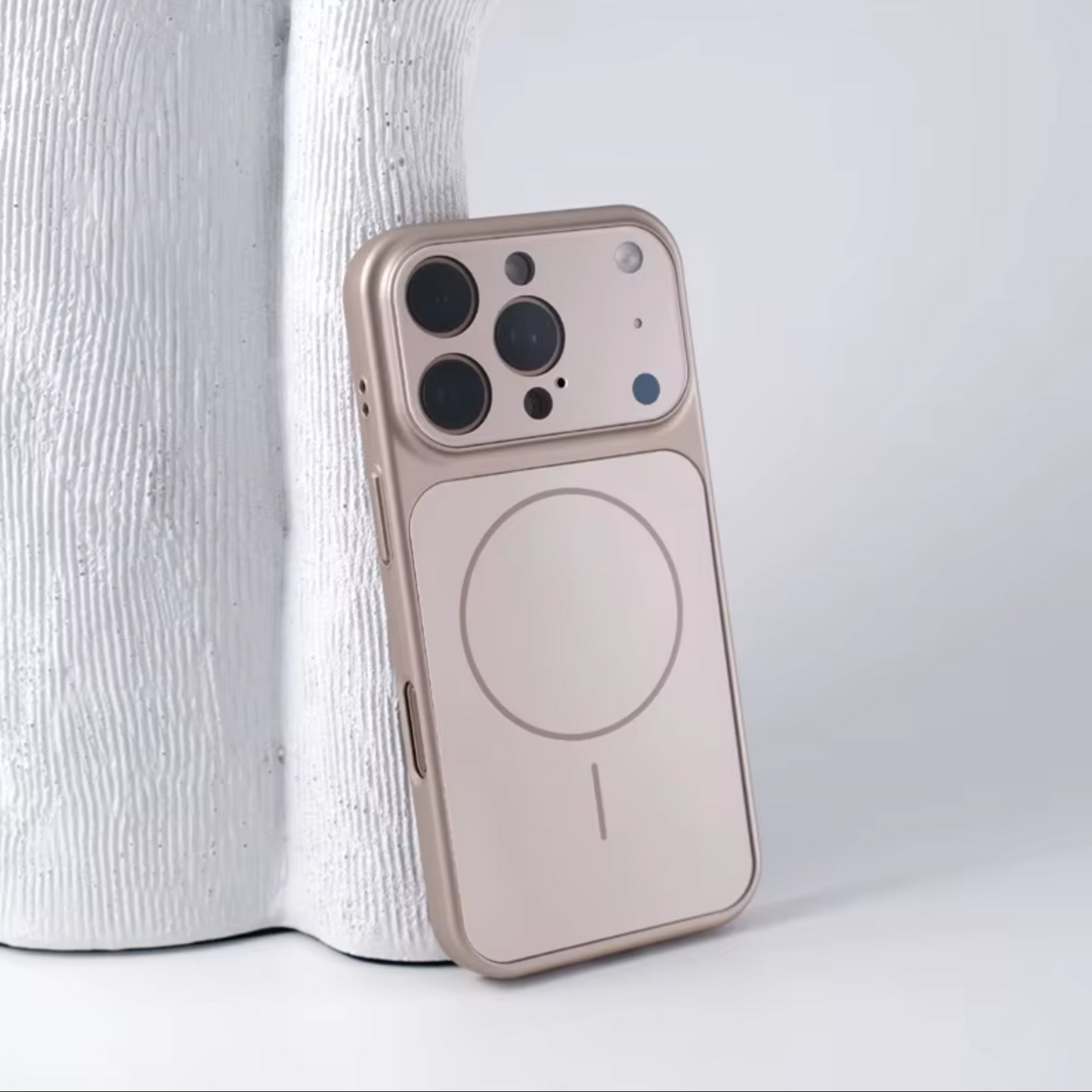 Case para iPhone 15 Pro Max, gold.