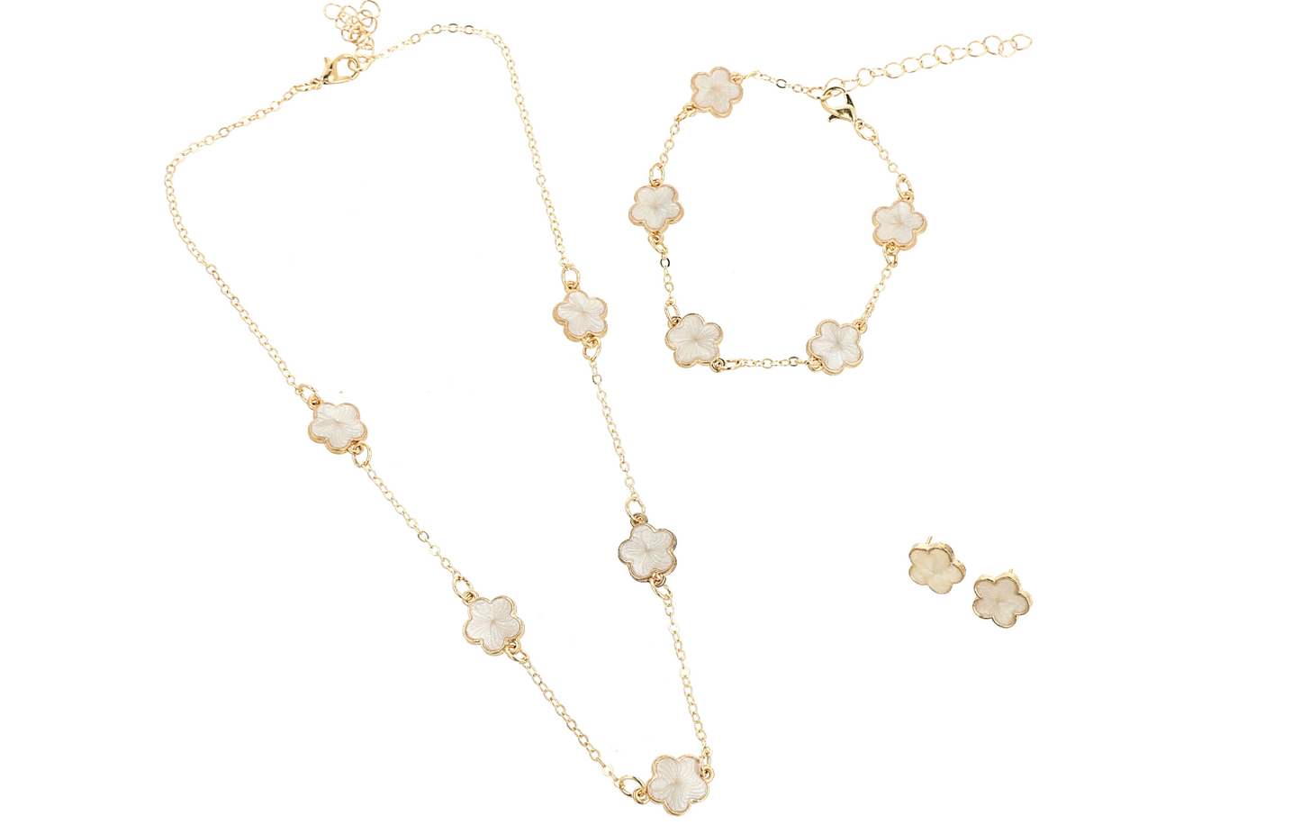 Set de joyería para mujer color dorado, incluye un collar, una pulsera y aretes a juego.