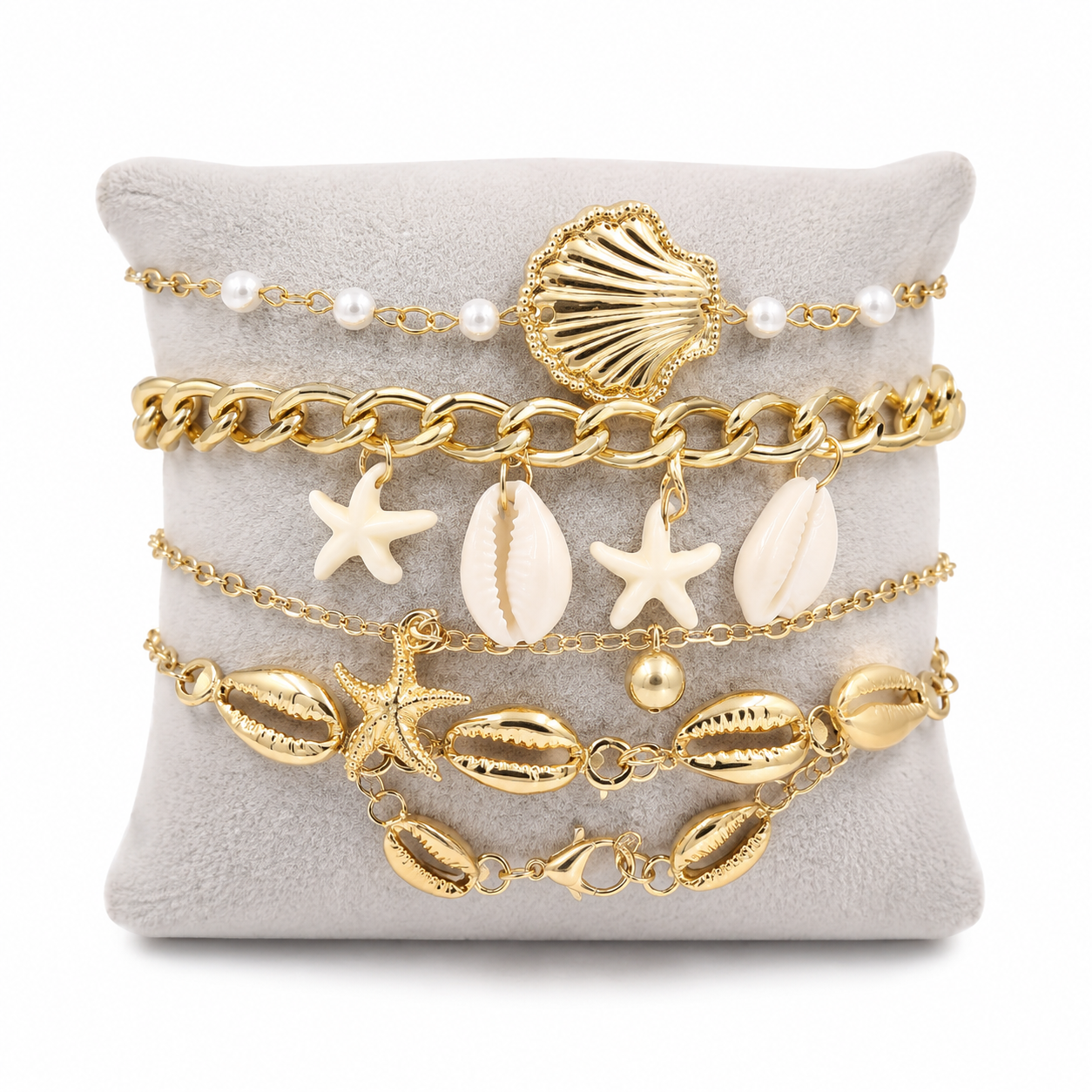 Set de Pulseras Doradas con Dijes de Conchas, Estrellas de Mar y Perlas Blancas.