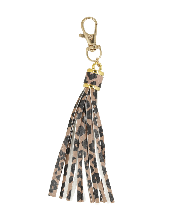 llavero con borla de piel sintética y estampado de leopardo con herrajes dorados.