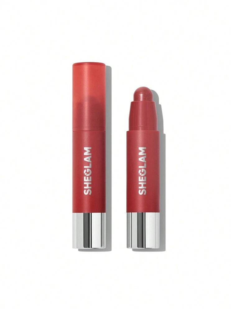 Lápiz labial en formato crayón en tono rojo.
