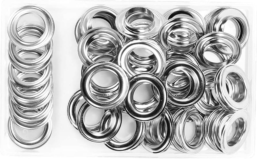 Pack de ojales metálicos para cortinas, frecuentemente hechos de acero inoxidable o aluminio.