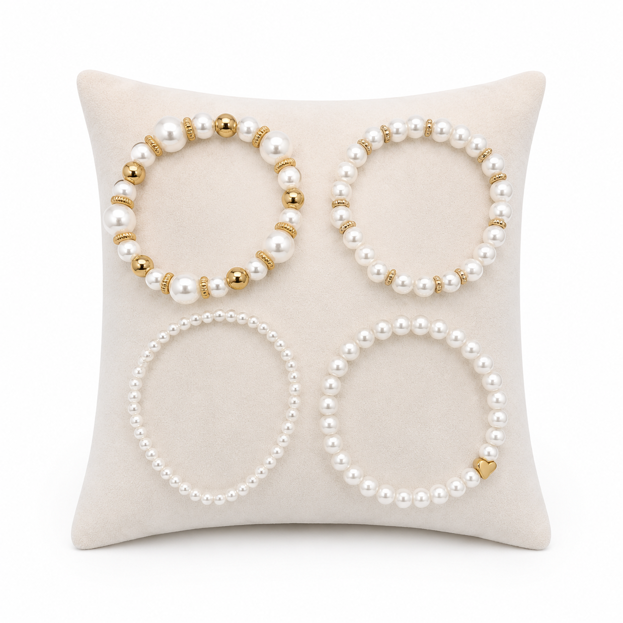 Set de 4 Pulseras Elásticas con Diseño de Perlas Blancas y Detalles Dorados.