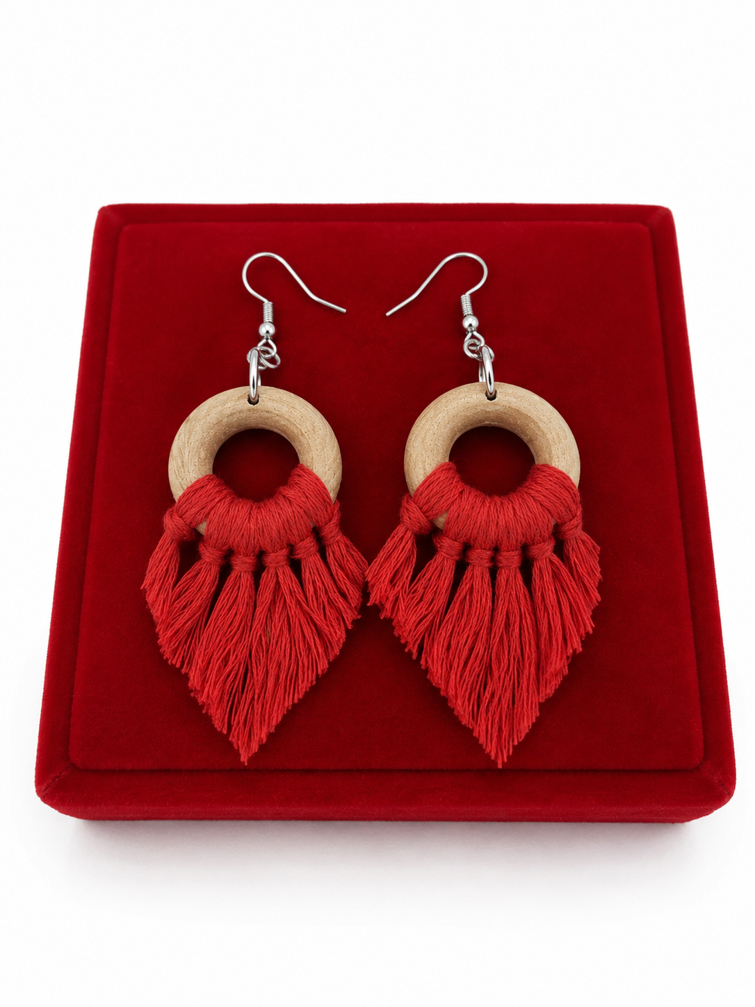 Aretes Colgantes de Flecos Rojos con Aro de Madera Natural.