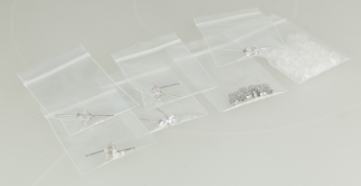 Set de aretes con piedras.