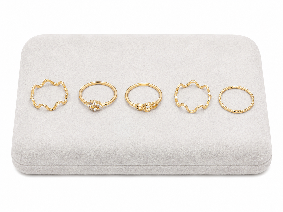Set de 5 Anillos Dorados con Diseños Variados y Detalles Brillantes.