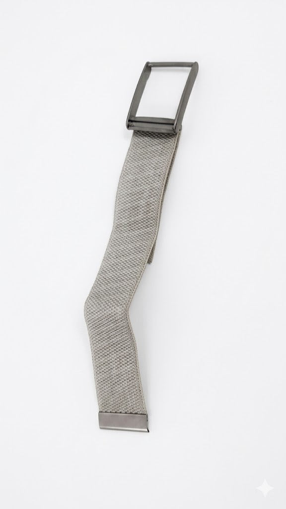Correa de silicona blanca para Apple Watch presenta un diseño deportivo estriado con un cierre metálico seguro.