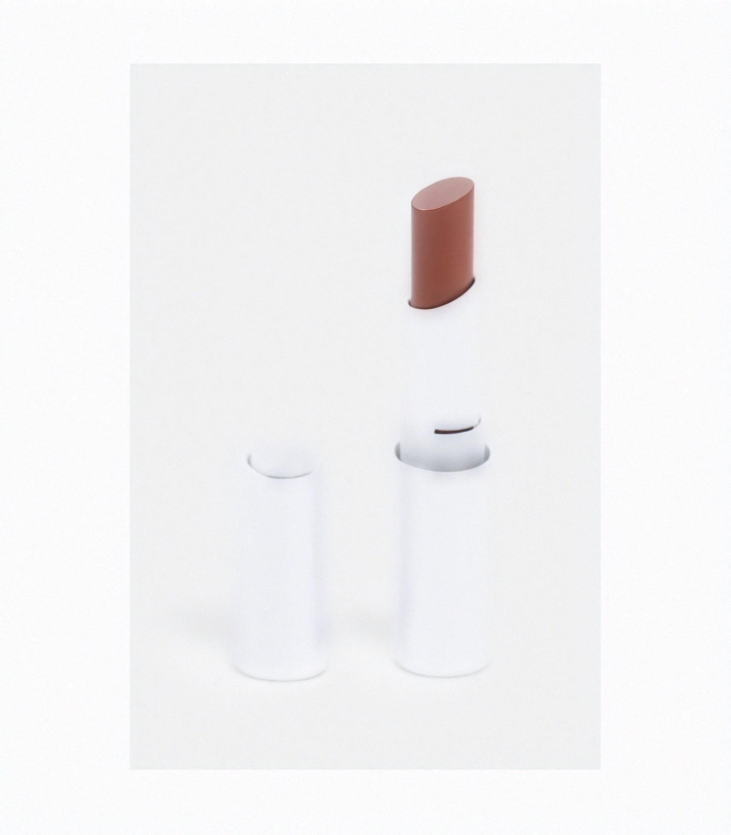 Bálsamo labial hidratante con acabado brillante.
