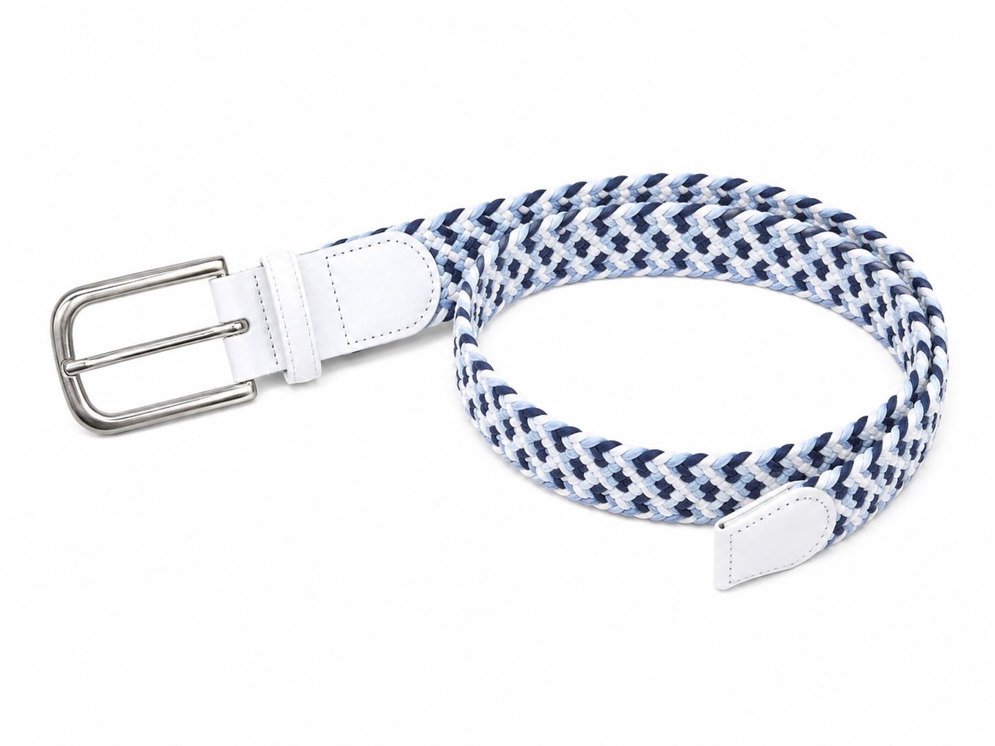 Cinturón Trenzado Elástico en Tonos Azul, Blanco y Gris con Hebilla Metálica y Acabados en Cuero Sintético.