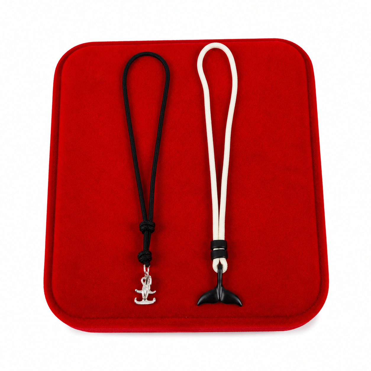 Set de 2 Colgantes con Cordón Ajustable y Diges Decorativos Marino y Plateado.