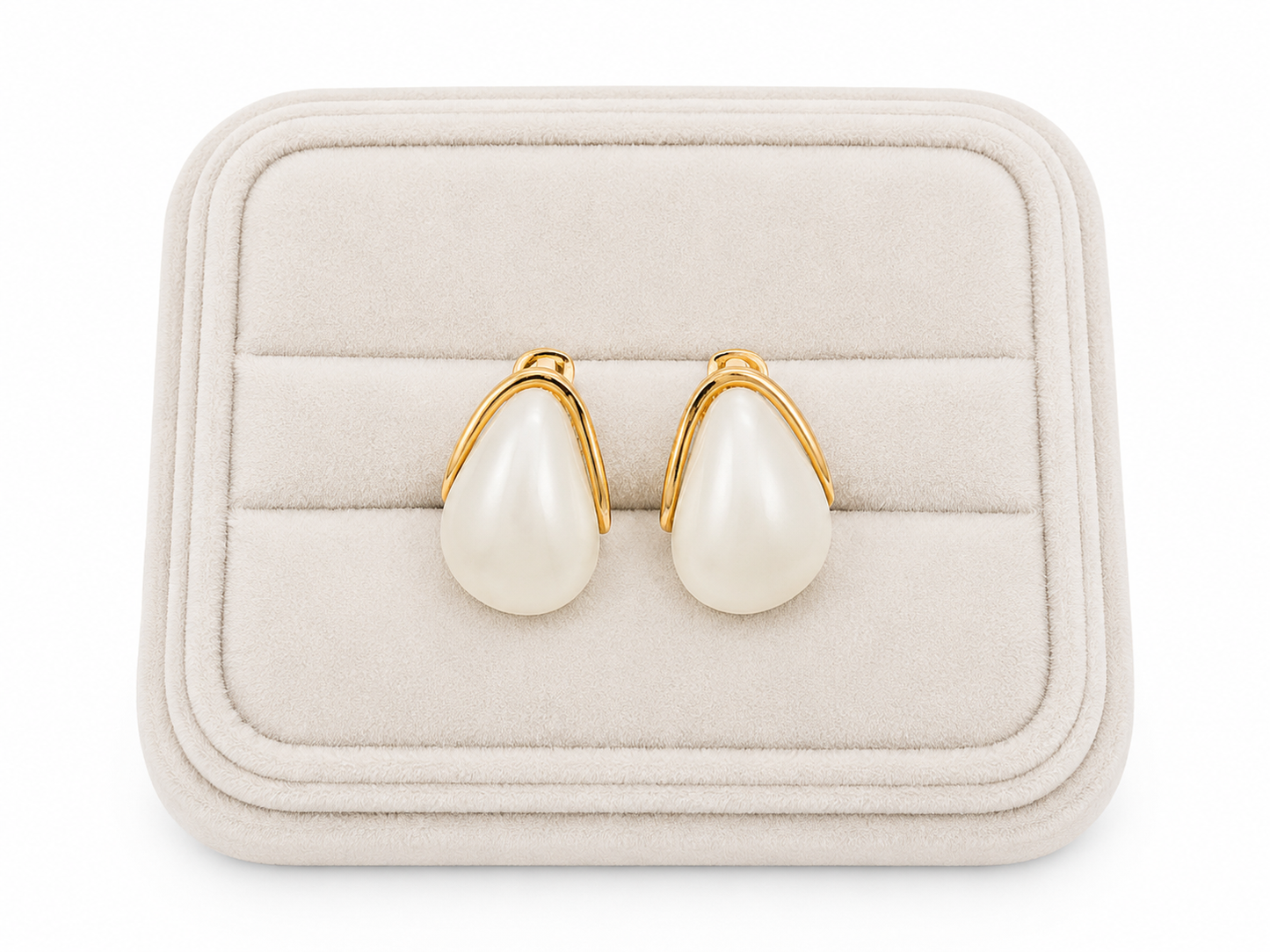 Aretes de Gota Color Blanco con Detalles en Color Dorado.