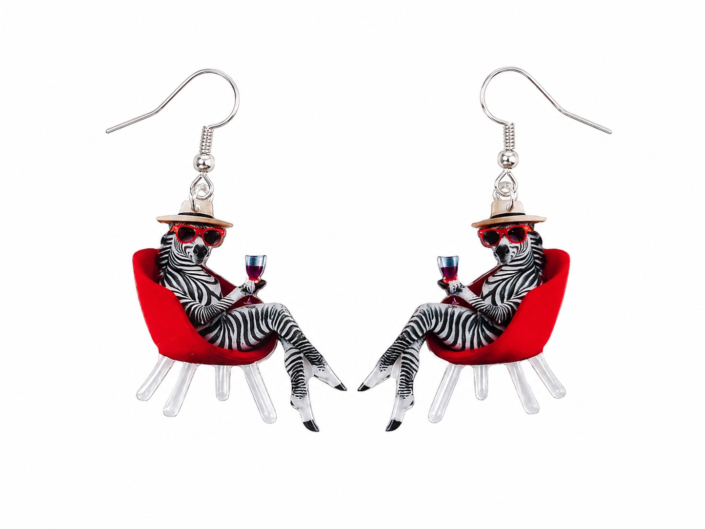 Aretes Colgantes de Cebra en Sillón Rojo con Diseño Divertido.