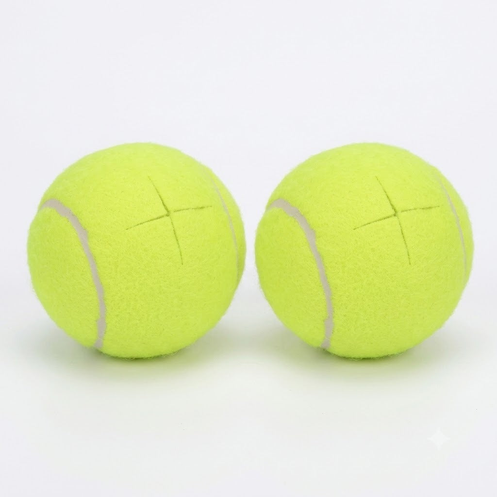 Pack de 2 pelotas de tenis presentan cortes especiales en forma de estrella, diseñados comúnmente para proteger suelos de madera o reducir el ruido al colocarse en las patas de andadores o sillas.