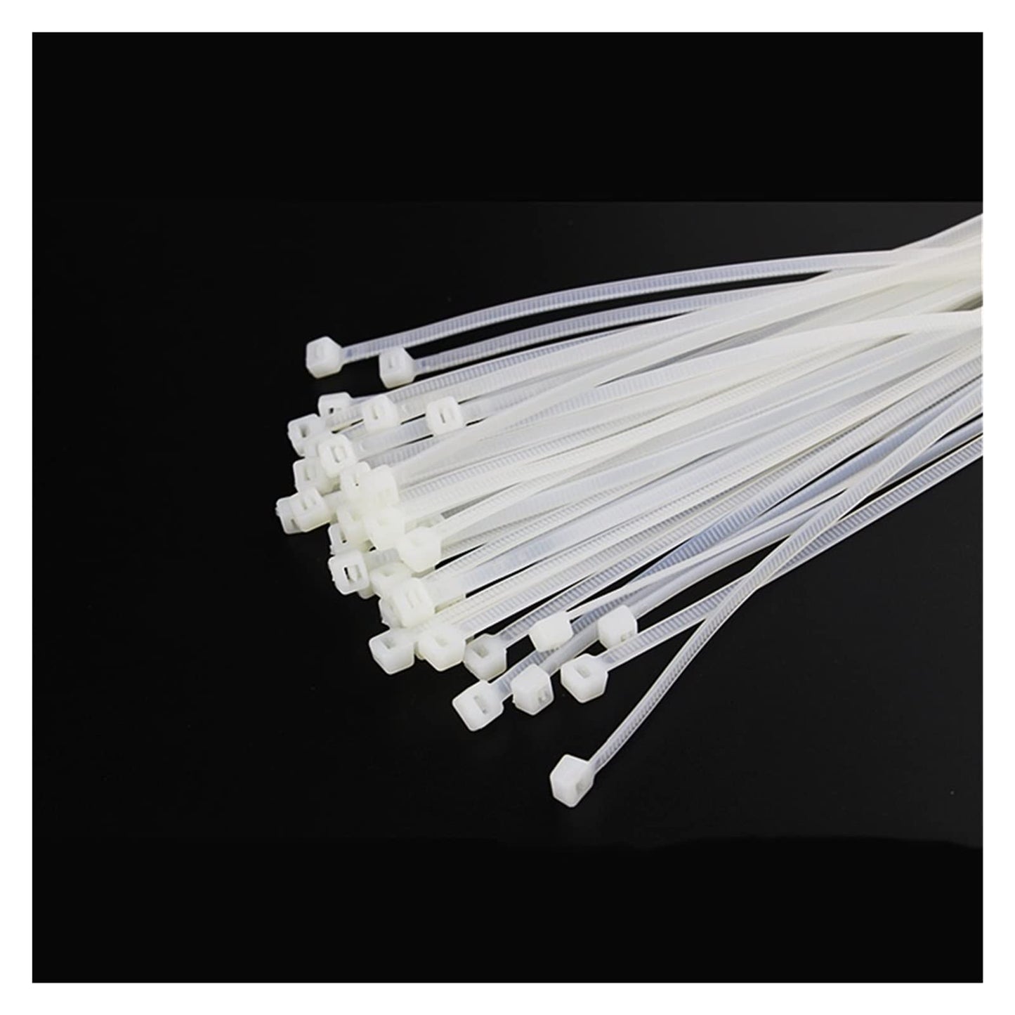 Son bridas de nylon autoblocantes, comúnmente utilizadas para organizar cables o sujetar objetos.