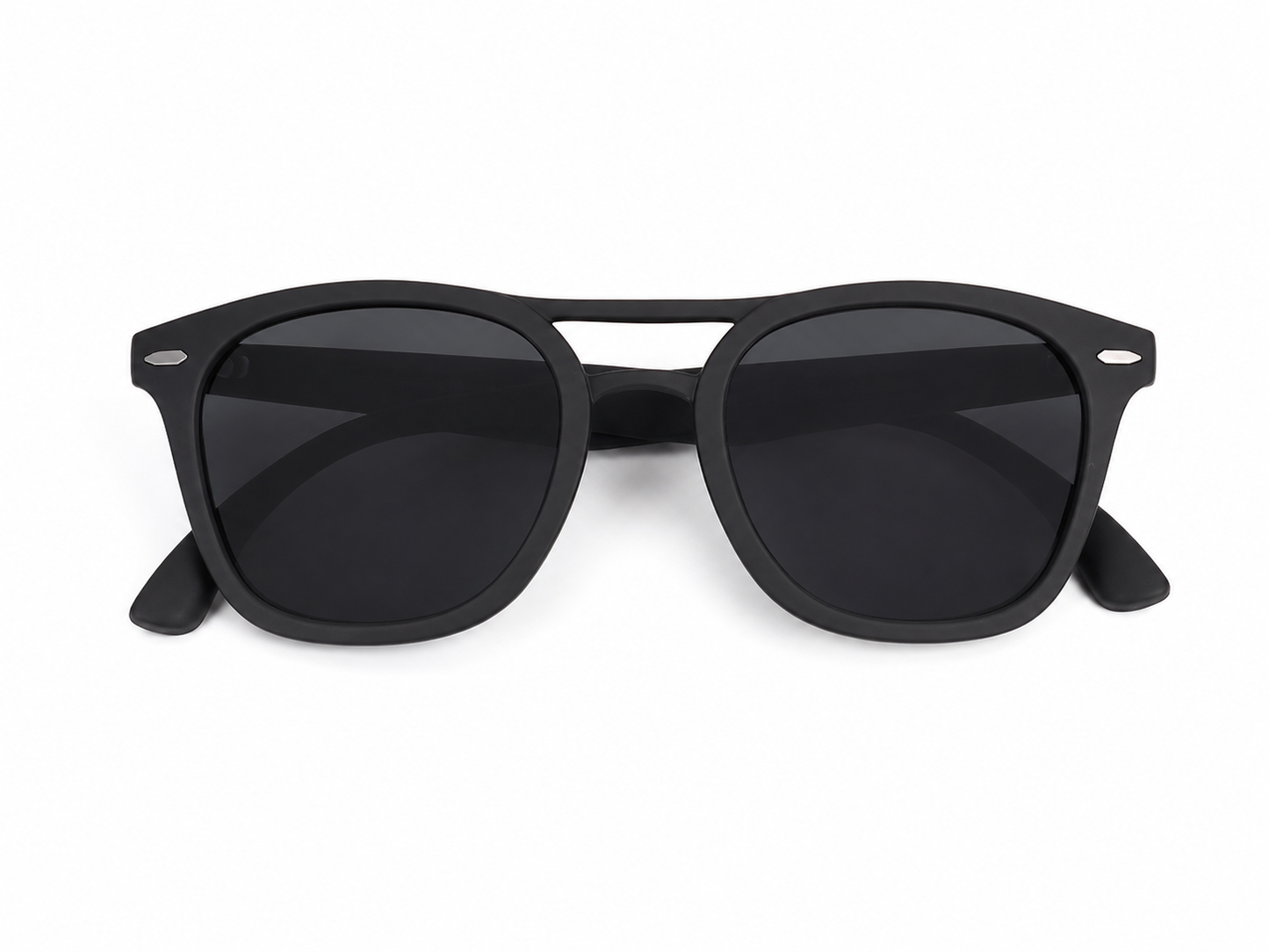 Gafas de sol unisex con montura negra y lentes oscuros.