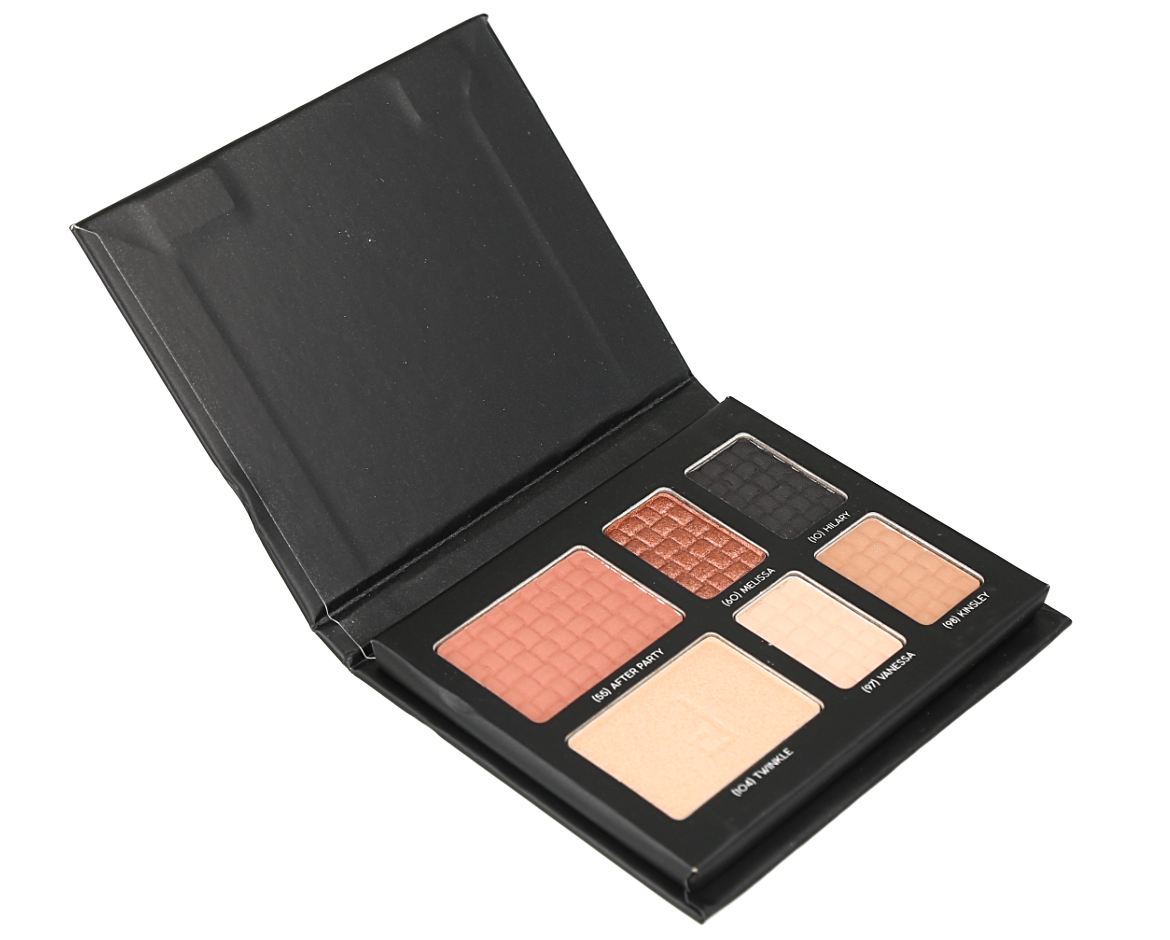 Paleta de sombras y rubor en un estuche negro compacto.