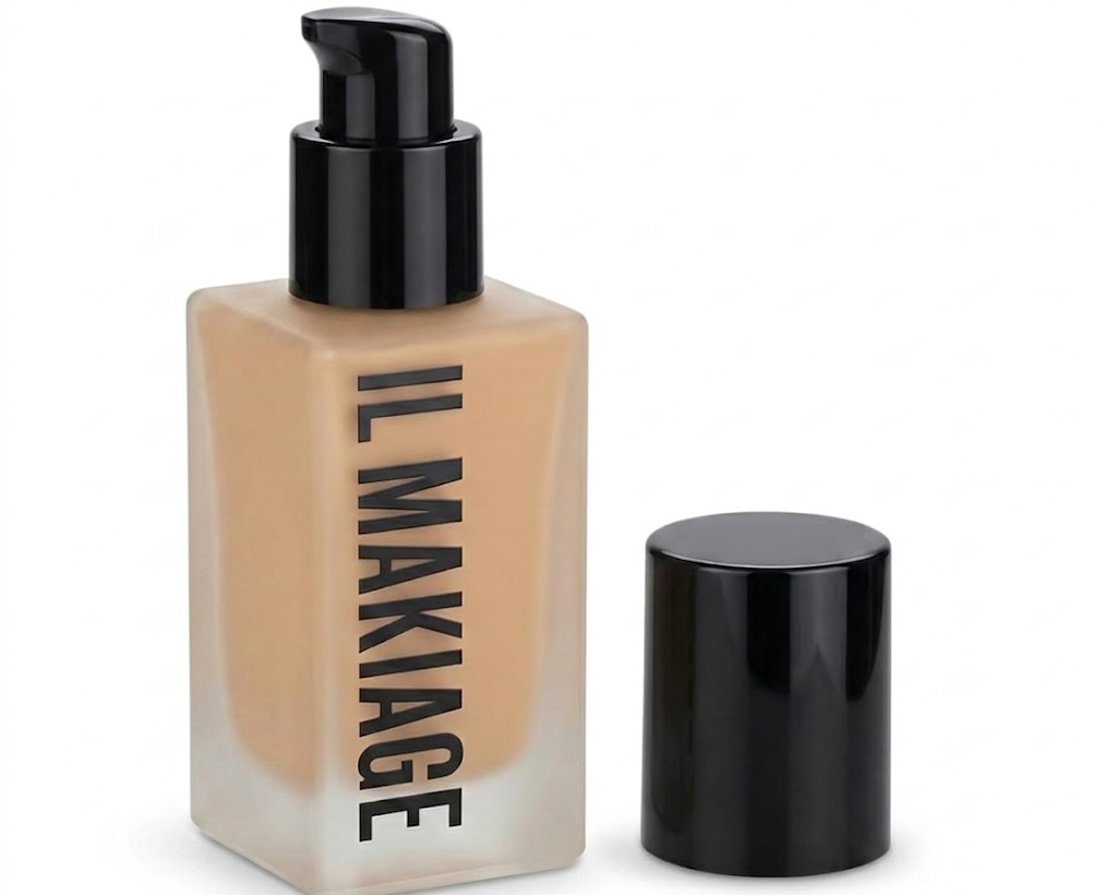 Base de maquillaje líquida en botella de vidrio de 30 ml, con un acabado mate natural.