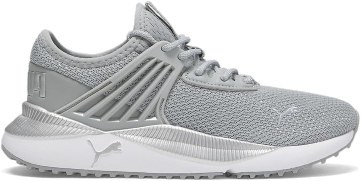 Tenis deportivos grises con diseño de malla y suela blanca, talla 9.5.