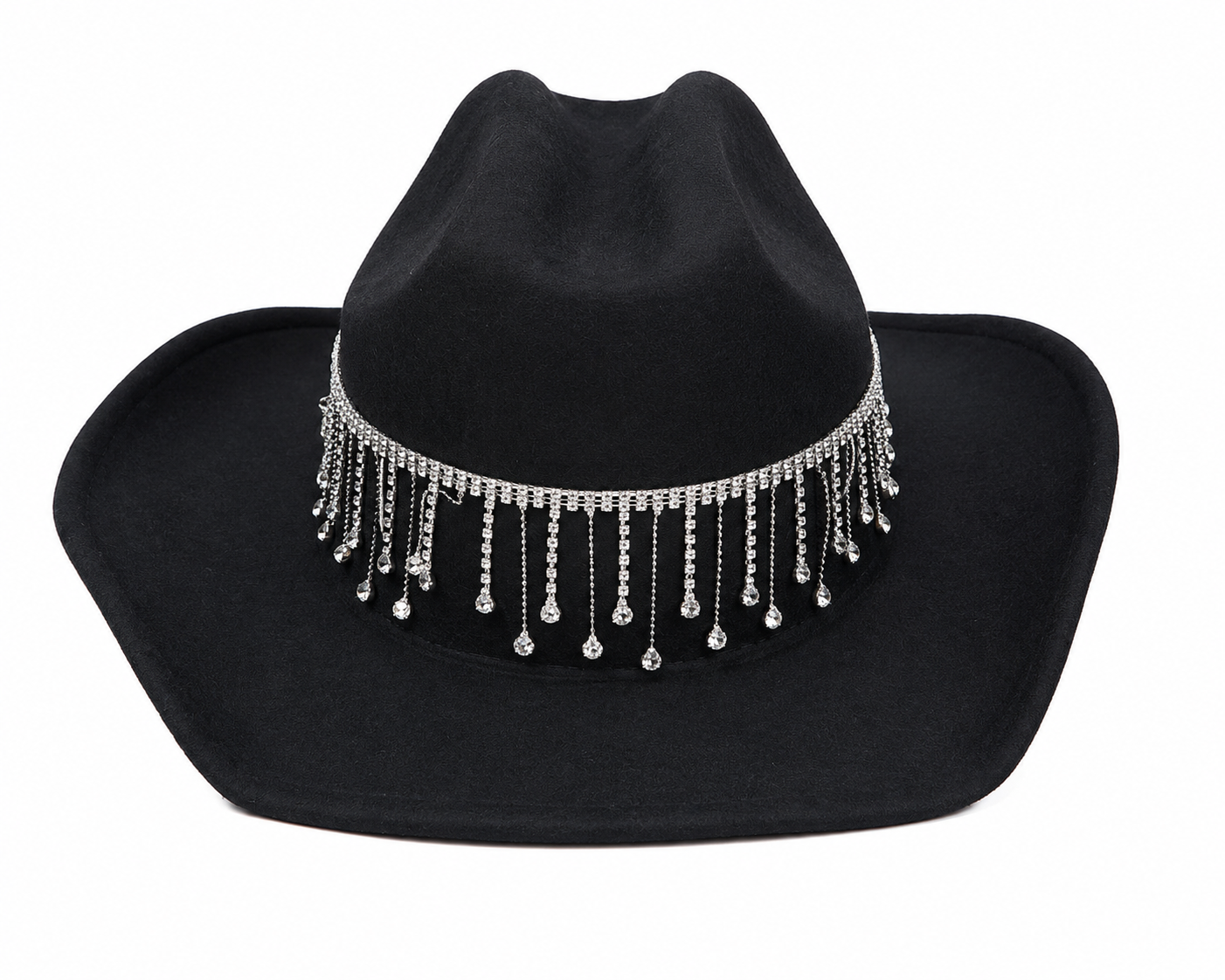 Sombrero vaquero color negro con cadena decorativa de cristales colgantes.
