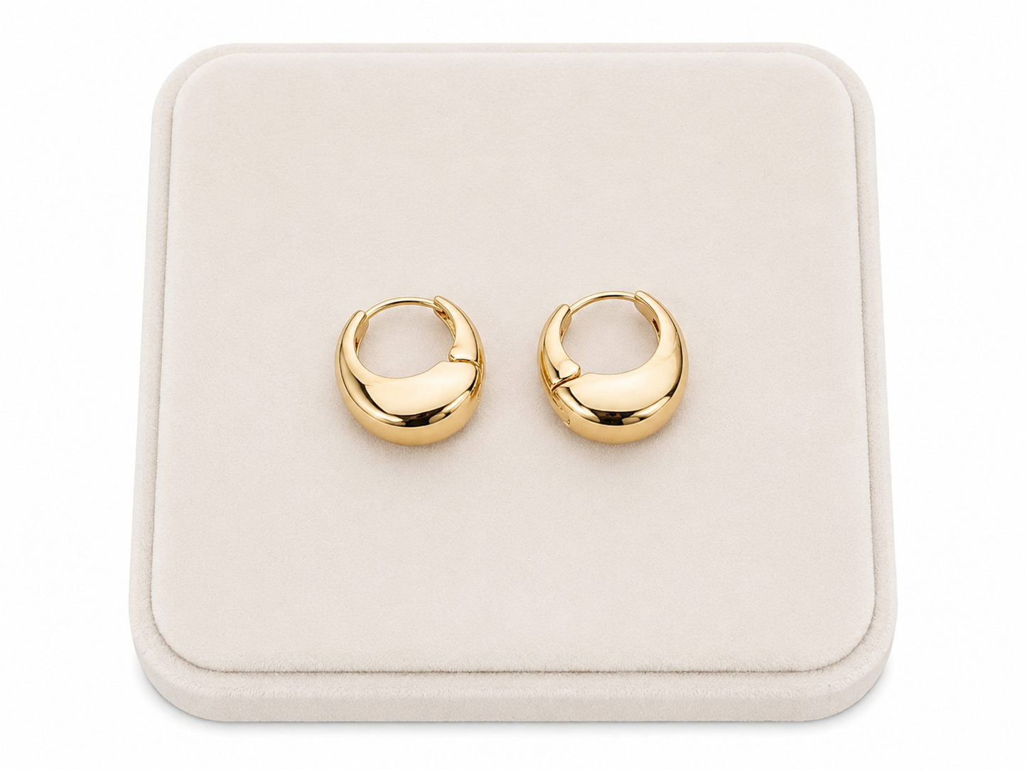 Aretes de aro grueso color dorado con diseño liso y acabado brillante.