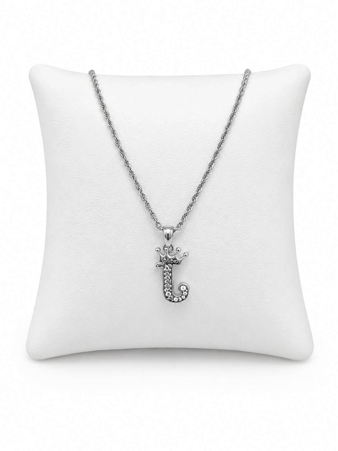 Collar con Colgante Letra J y Corona Decorativa.