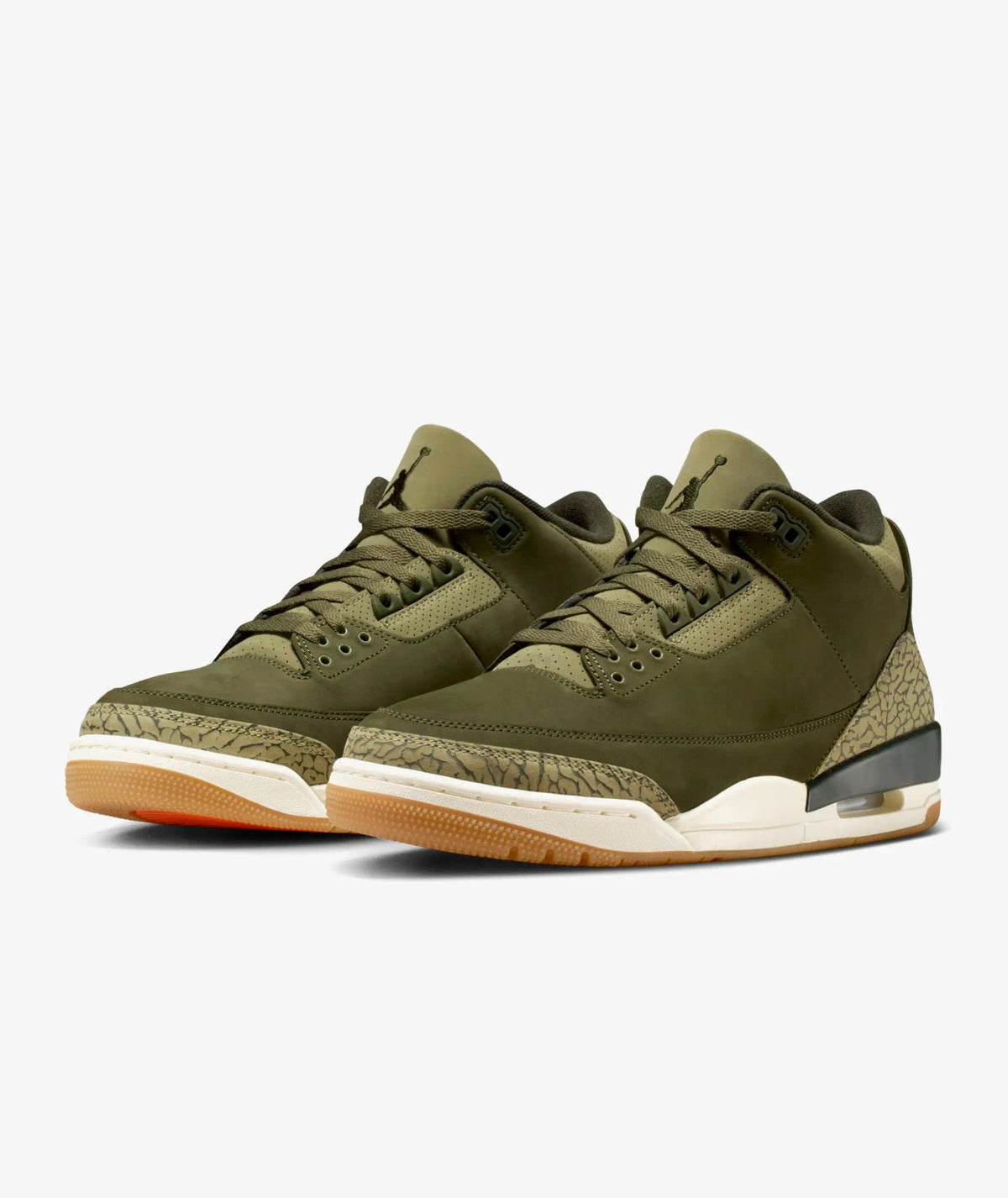 Tenis deportivos de corte medio en verde oliva con detalles estampados, talla 12.