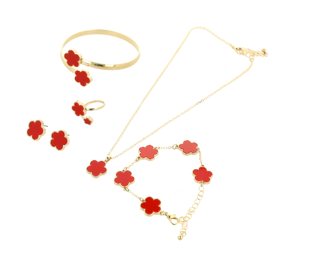 Juego de joyería color dorado con un diseño de trébol rojo de la suerte.