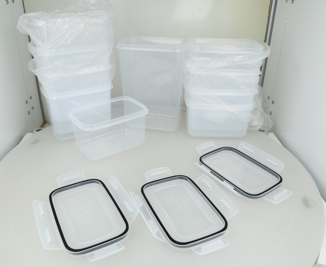 Juego de recipientes plásticos transparentes para almacenamiento de alimentos con tapas herméticas.