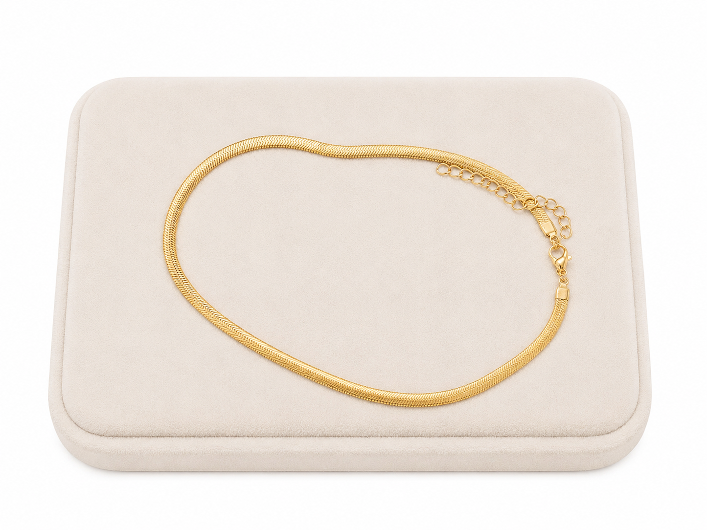 Cadena Plana de Diseño Liso en Color Dorado con Cierre Ajustable.