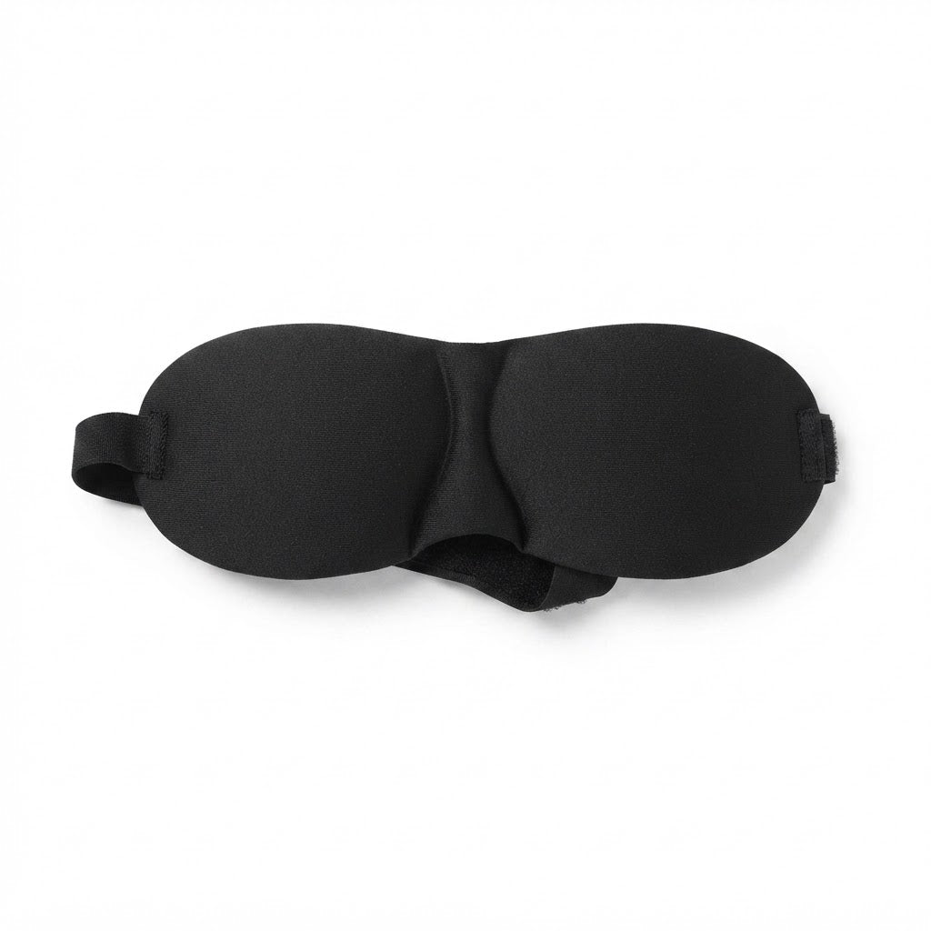 Antifaz negro para dormir con diseño contorneado en 3D.