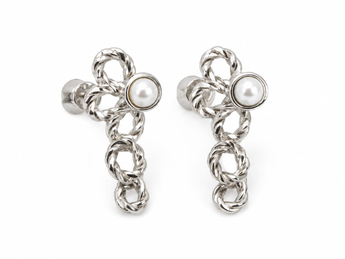 Aretes de Diseño Trenzado con Perla Sintética Color Plateado.