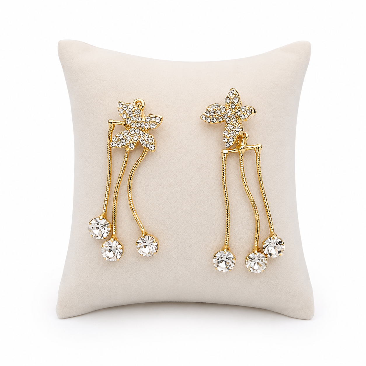 Aretes Colgantes con Diseño de Flor Color Dorado y Cristales Transparentes.
