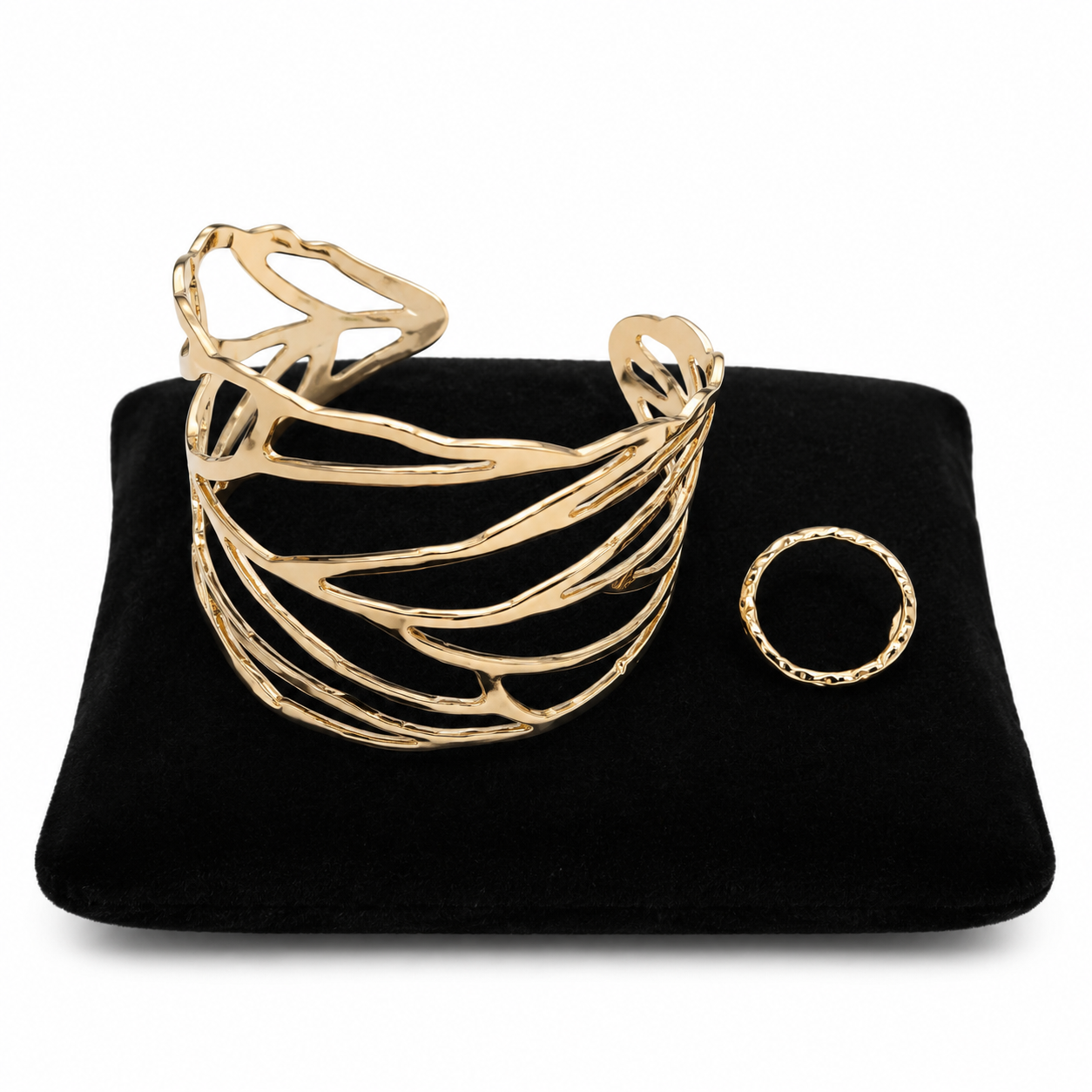 Set de brazalete abierto y anillo dorados con diseño de hojas.
