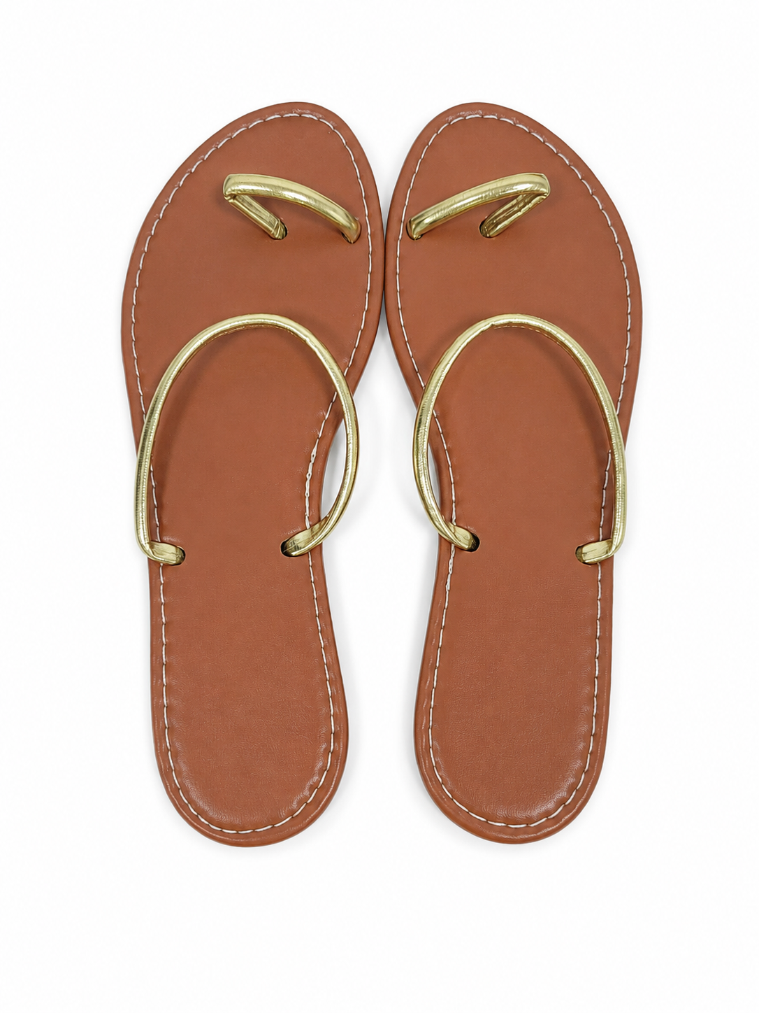 Sandalias planas para mujer con tiras metálicas color dorado y acabado café, talla 39.