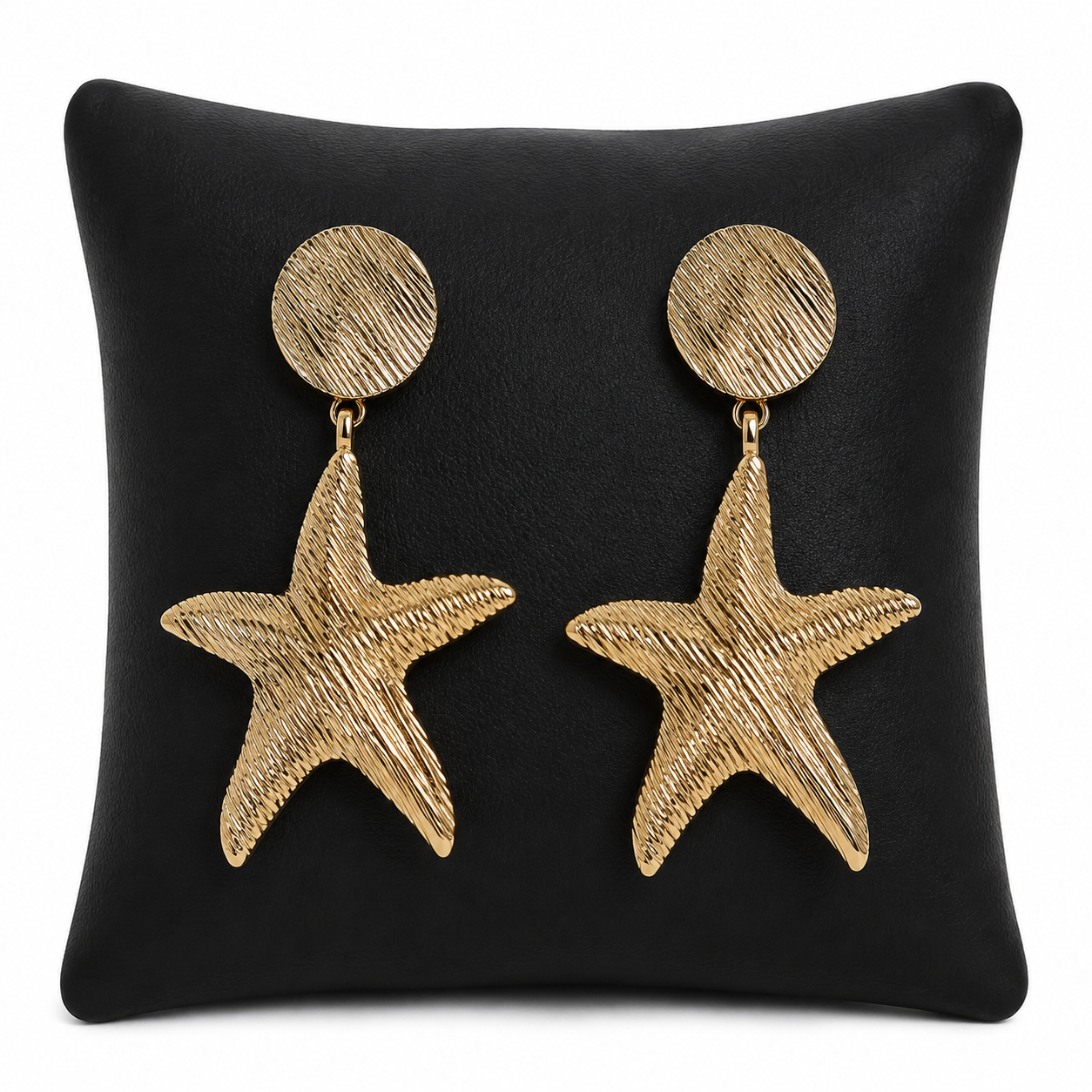 Aretes colgantes dorados con diseño de estrella de mar.