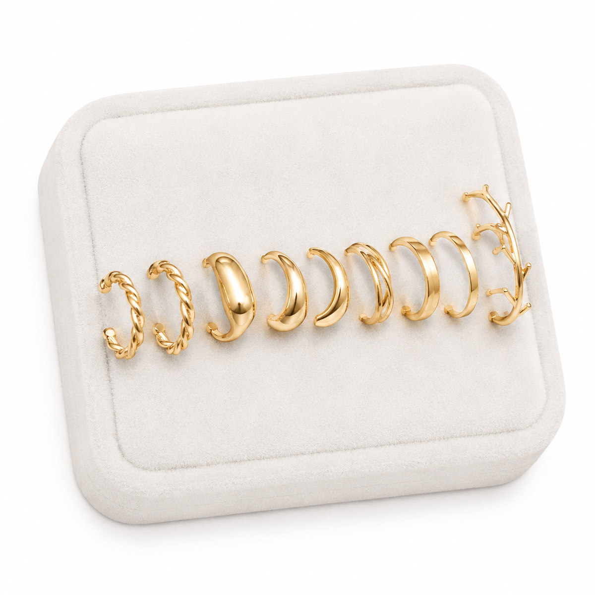 Set de aretes dorados con diseños lisos, abiertos y texturizados.