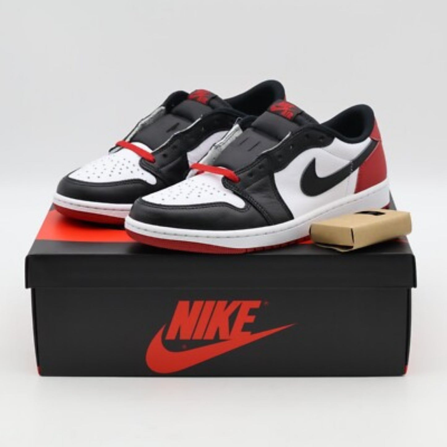 Zapatillas Urbanas Low Retro Blanco Negro y Rojo talla 9/5.