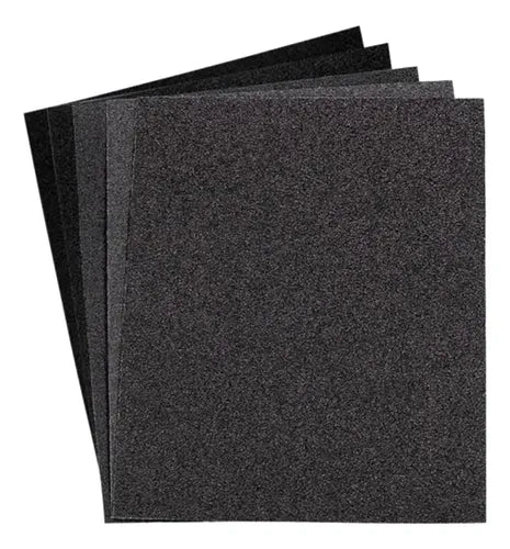 Almohadillas de fieltro negro, comúnmente utilizadas para proteger superficies.