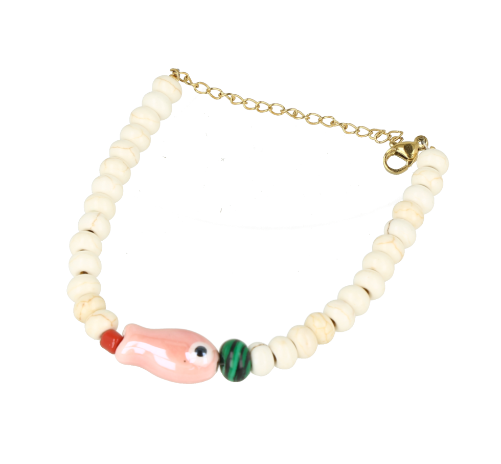 Pulsera hecha a mano con pecesito y piedras