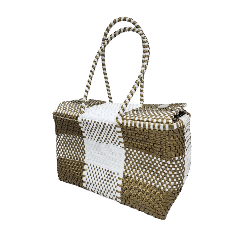 Bolso de mano artesanal tejido a mano.