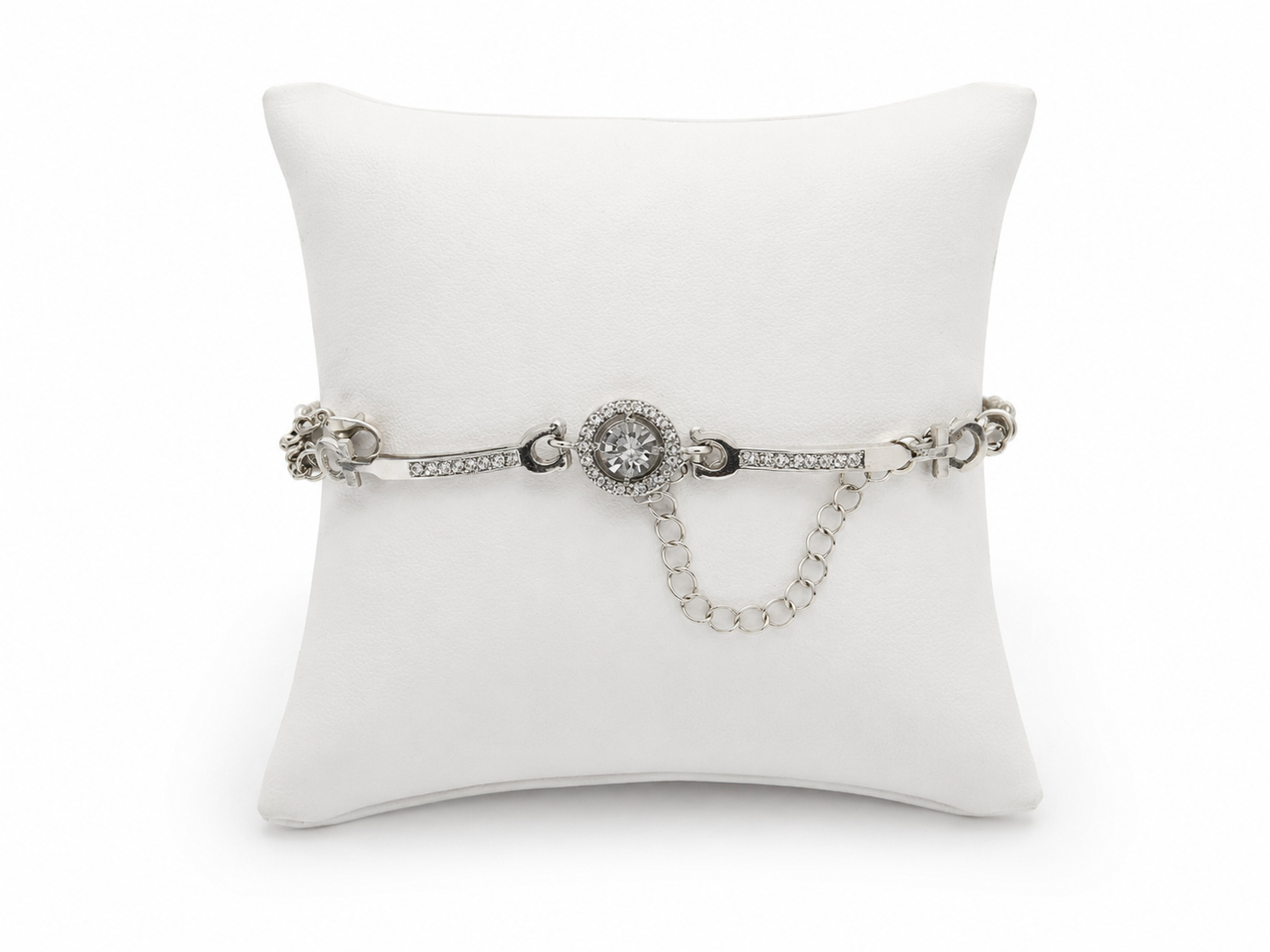 Pulsera Plateada con Cristal Central y Detalles Brillantes.