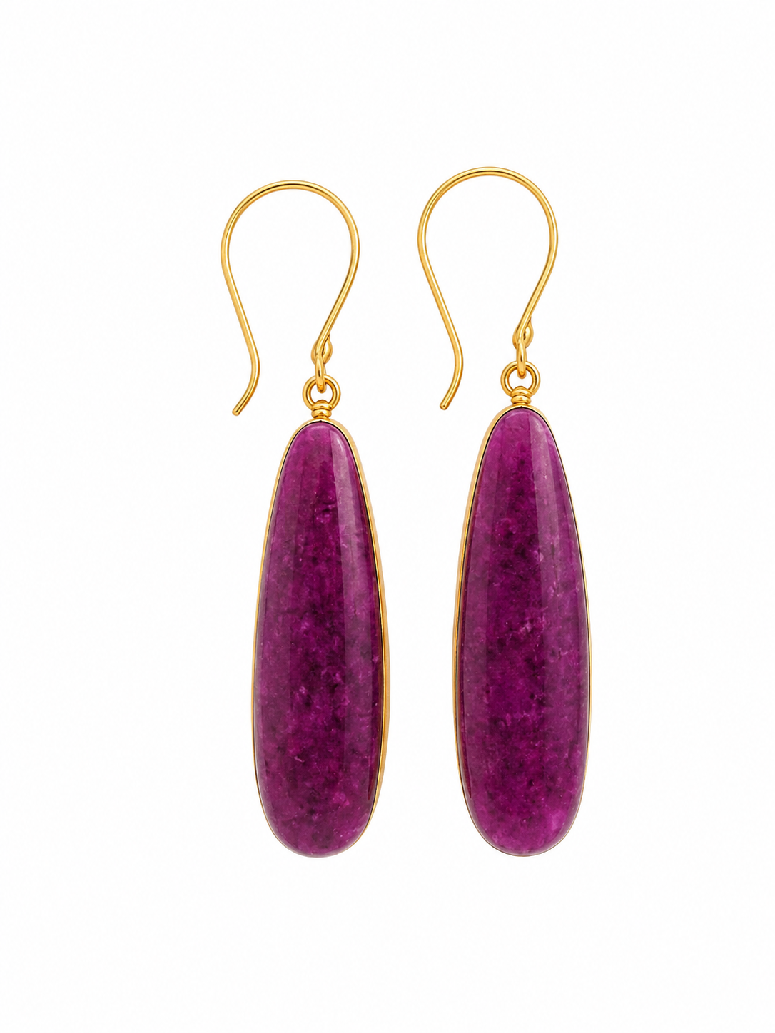 Pendientes colgantes de piedra natural color morado con gancho color dorado.
